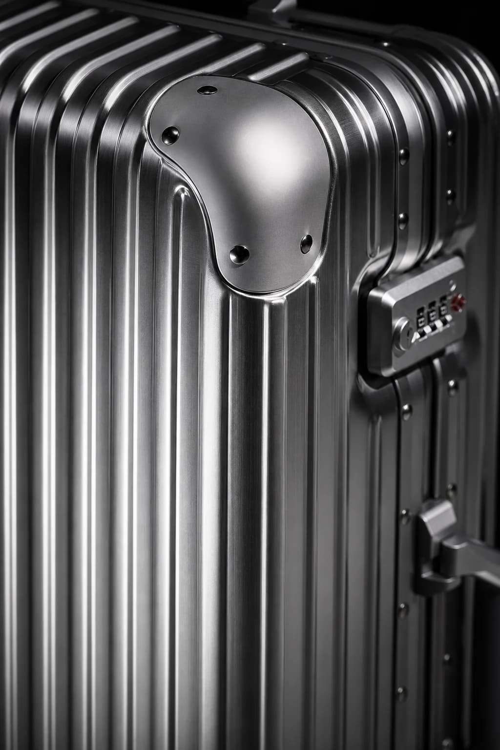 Close-up of the ribbed aluminium shell, corner guard and TSA lock